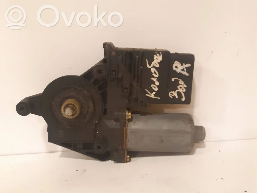 Volkswagen PASSAT B5 Silniczek podnoszenia szyby drzwi tylnych 