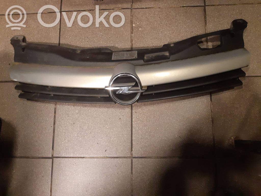 Opel Astra G Grille de calandre avant 