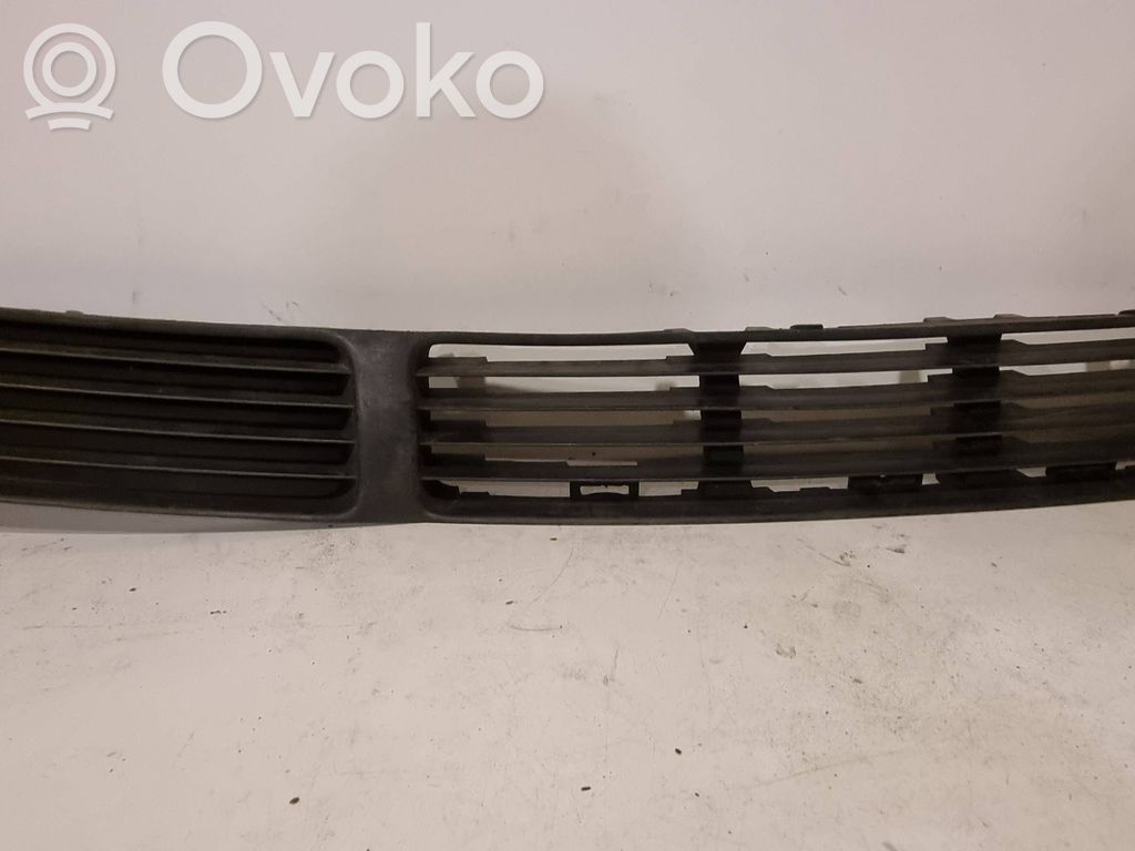Volkswagen PASSAT B5 Grilă inferioară bară față 