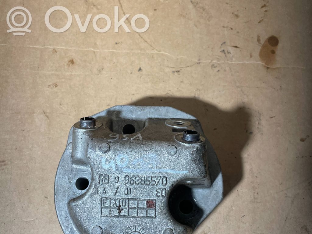 Peugeot 206 Engine mounting bracket 