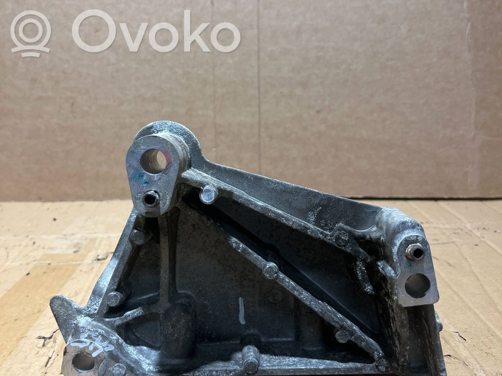 Peugeot 206 Engine mount bracket 