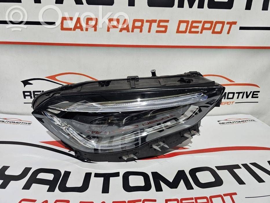 Mercedes-Benz GLA H247 Lampa przednia 