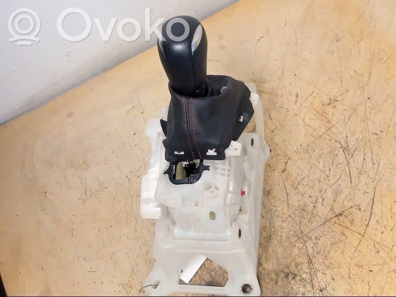 Mazda 3 III Vaihteenvalitsimen verhoilu 