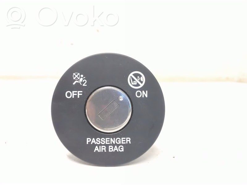 KIA Stonic Passenger airbag on/off switch 
