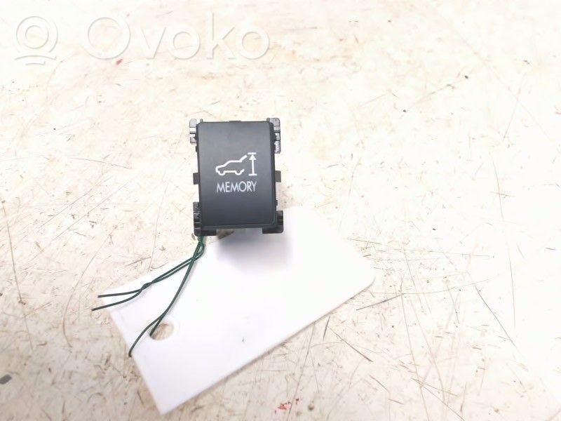 Tailgate/boot open switch button   83002AL030