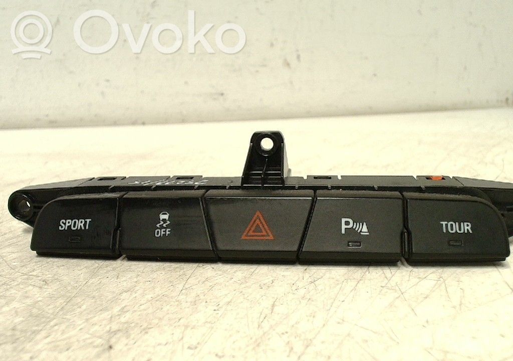 Opel Insignia A Botón interruptor de luz de peligro 