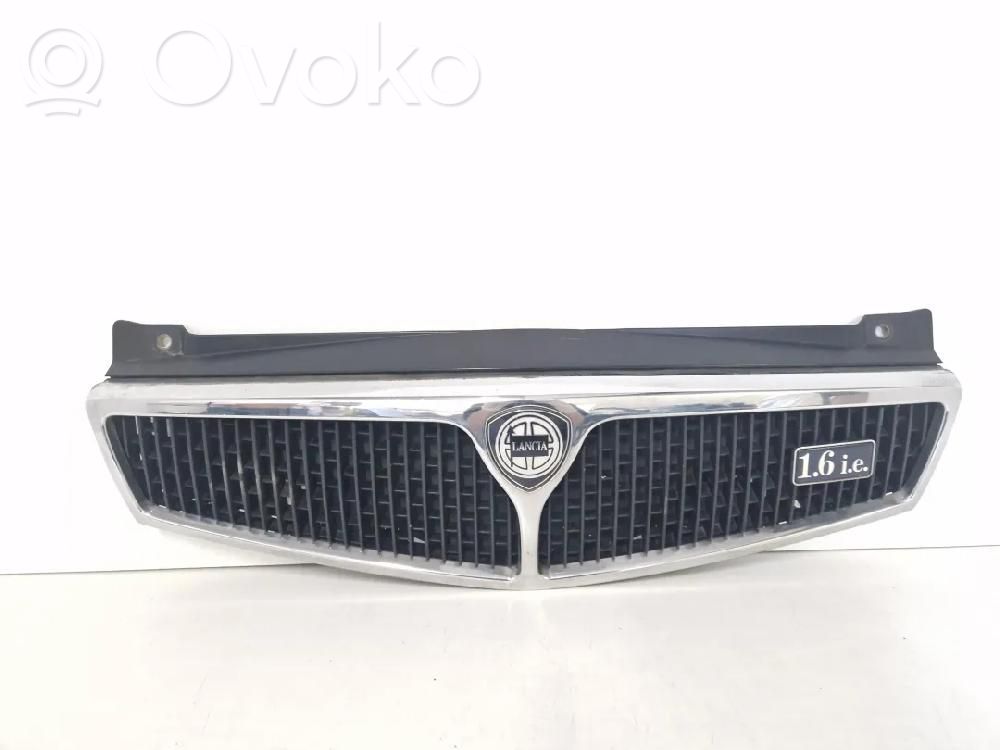 Lancia Delta II Etupuskurin ylempi jäähdytinsäleikkö 