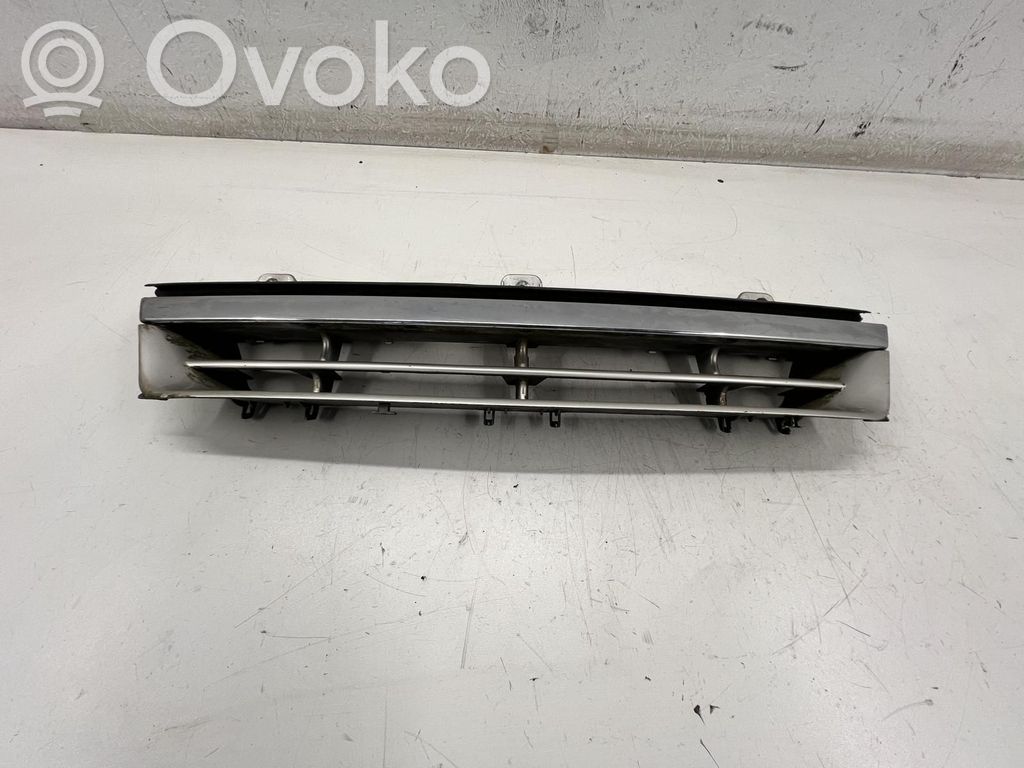 Opel Omega A Etupuskurin ylempi jäähdytinsäleikkö 