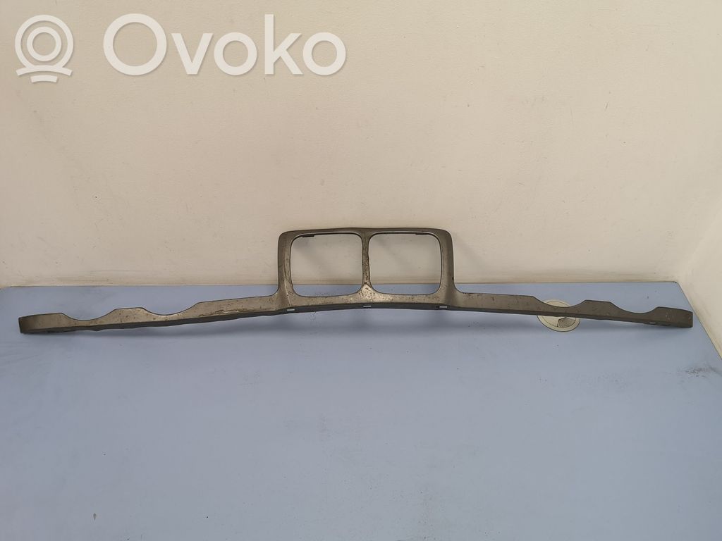 BMW 5 E34 Grotelės viršutinės 