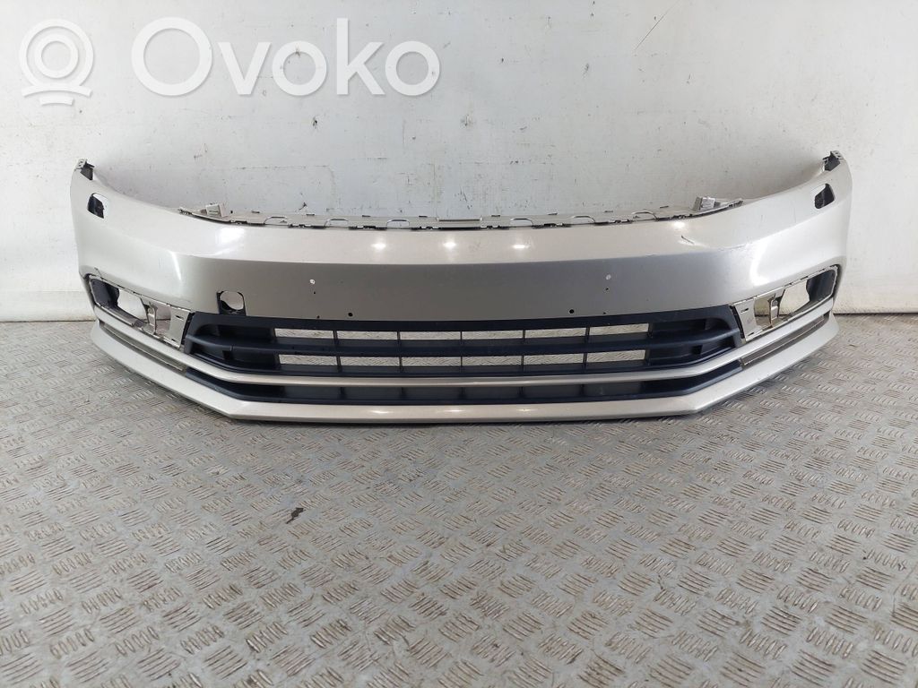 Volkswagen Jetta VI Zderzak przedni 