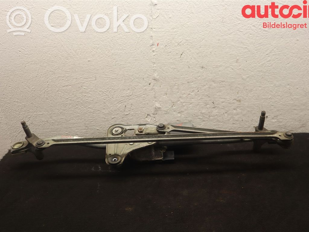 Volvo V70 Front wiper linkage 