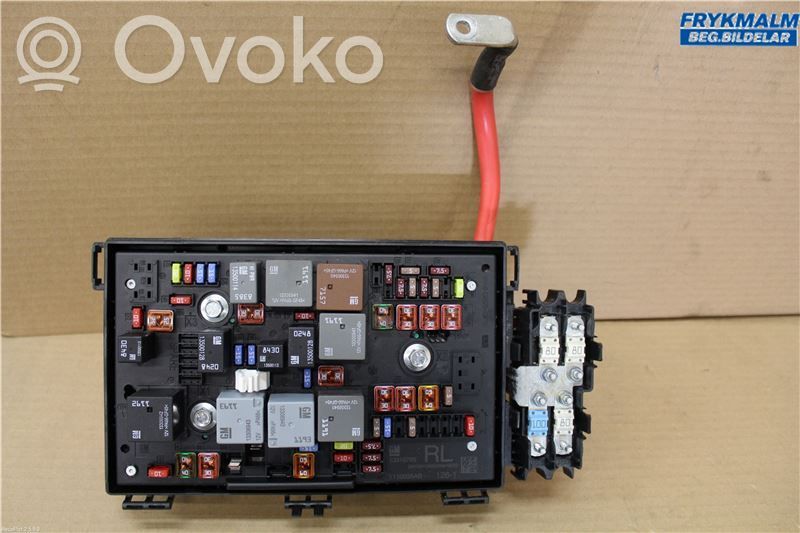 Opel Astra J Fuse module 
