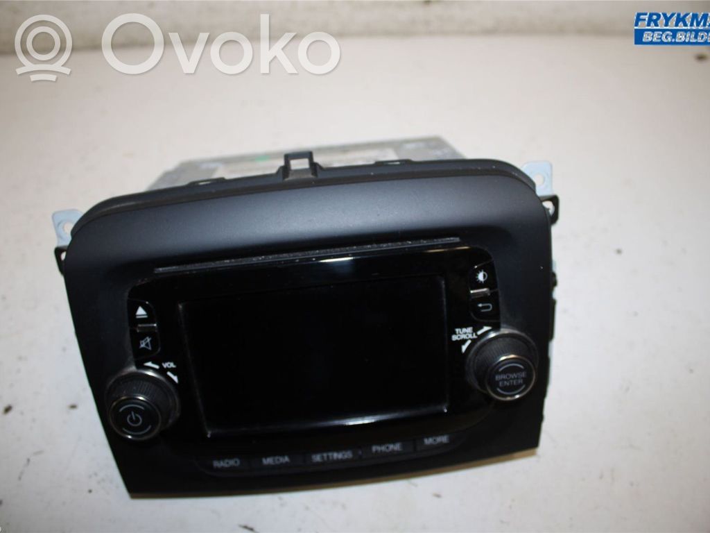 Fiat 500L Panel / Radioodtwarzacz CD/DVD/GPS 