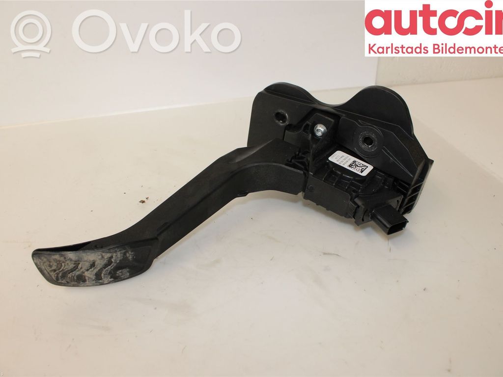 Accelerator throttle pedal   2326731