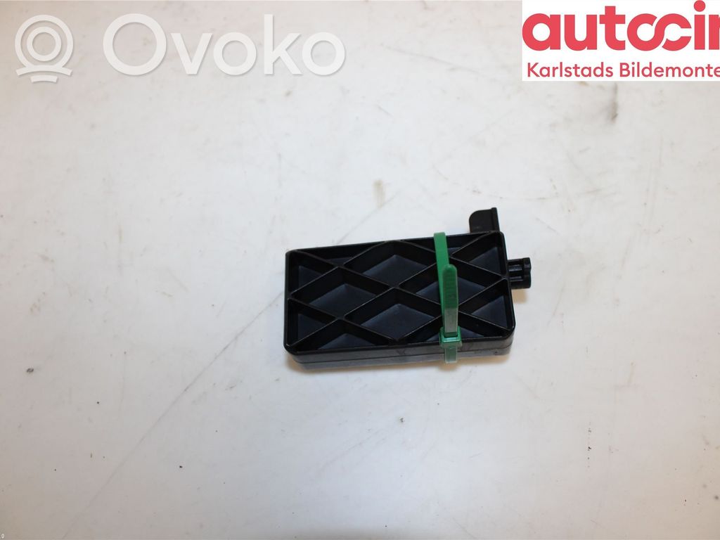 Volvo V70 Radiator support slam panel bracket 