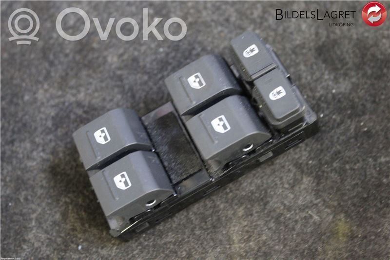 Audi Q3 8U Electric window control switch 