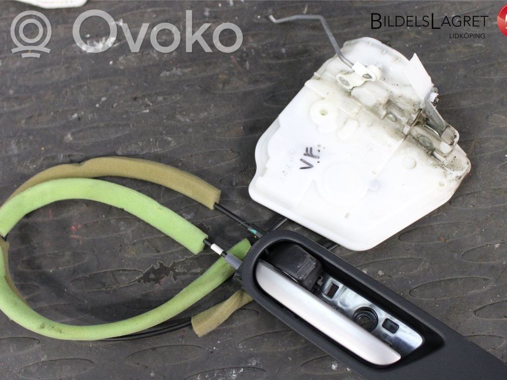 Mazda 3 II Front door lock 