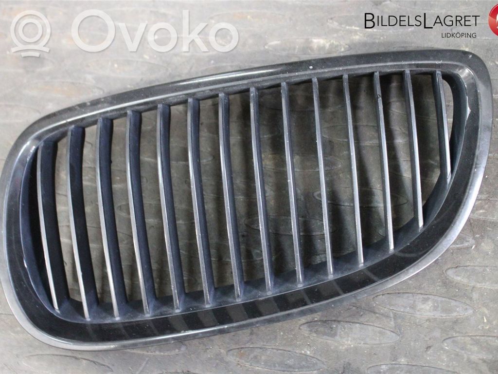 BMW 3 E92 E93 Grotelės apatinės (trijų dalių) 