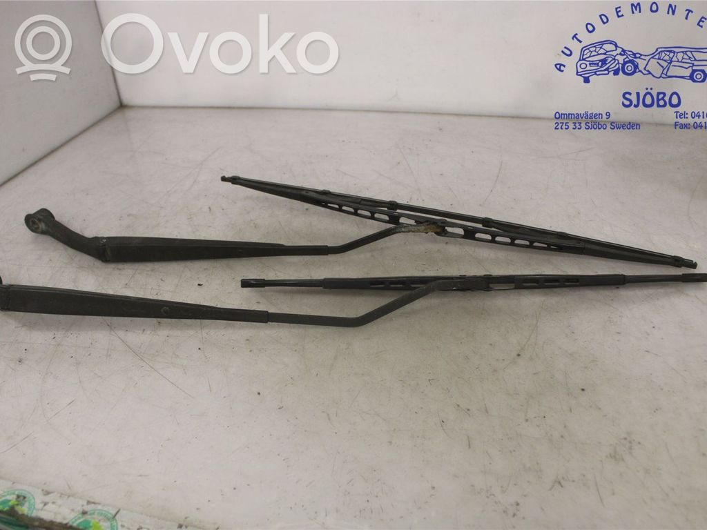 Mitsubishi Lancer Priekinio stiklo valytuvų kojelė 