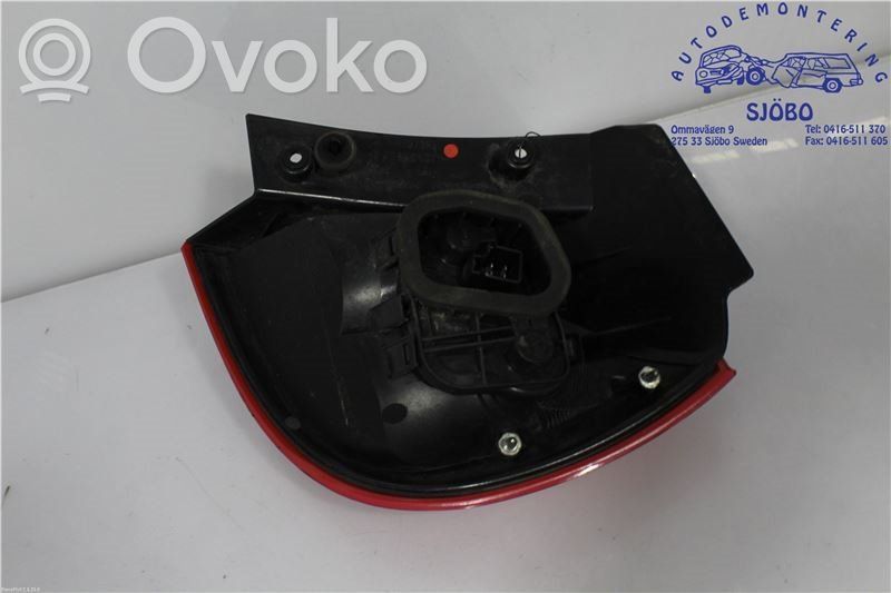 Mitsubishi Colt Aizmugurējais lukturis virsbūvē 