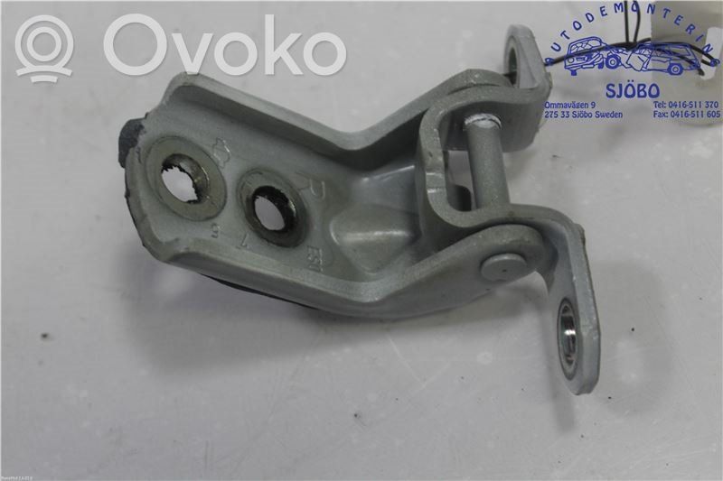 Nissan Qashqai Front door upper hinge 