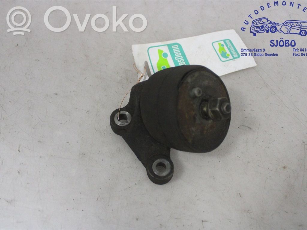 Volvo 740 Engine mounting bracket 