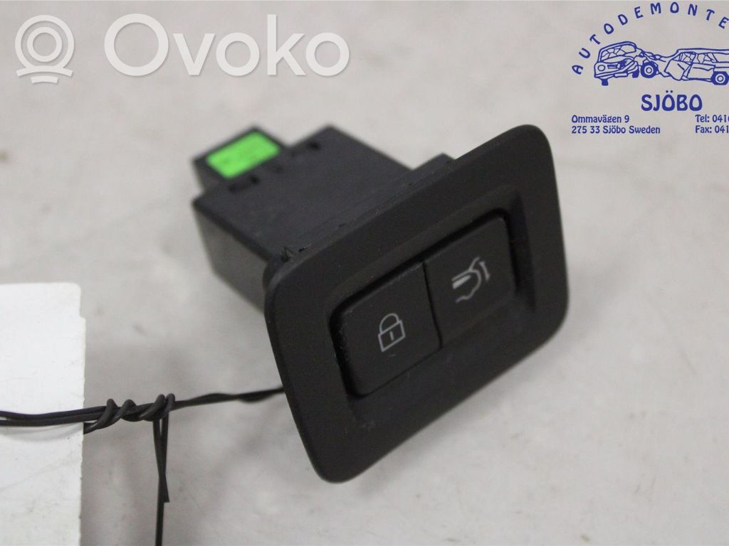 Mazda CX-30 Tailgate/boot open switch button 