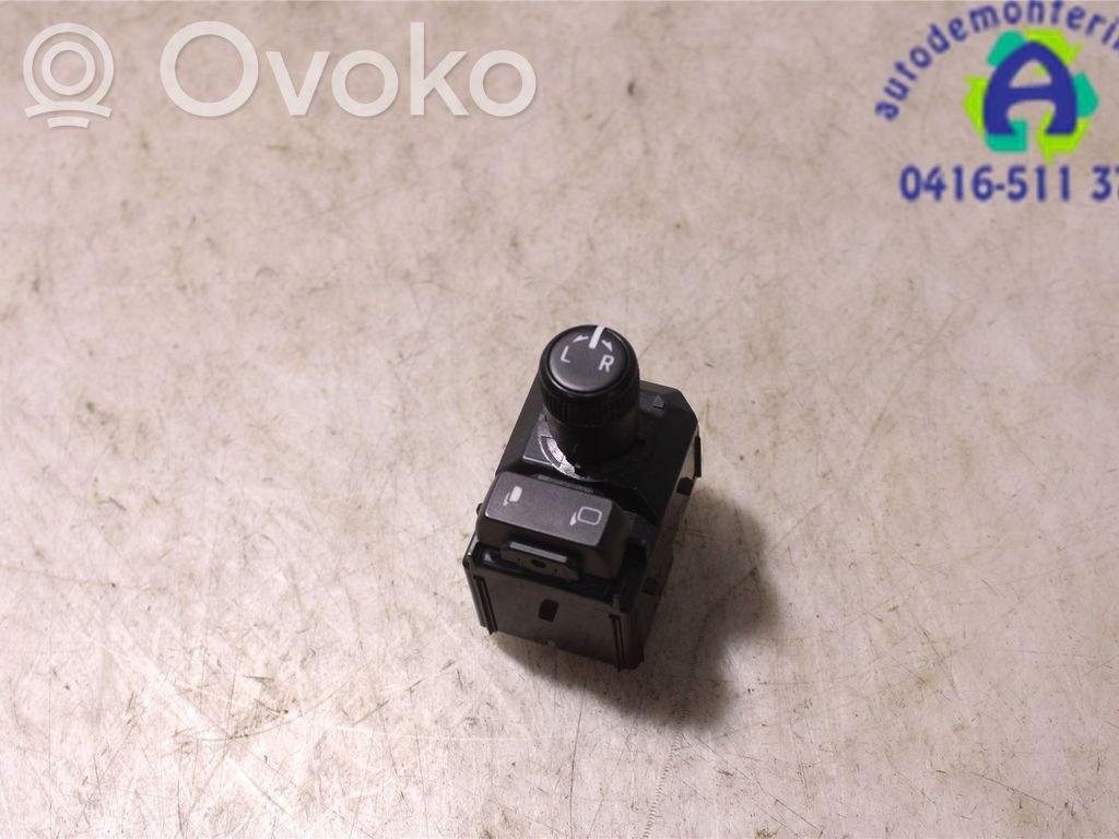 Isuzu D-Max Wing mirror switch 
