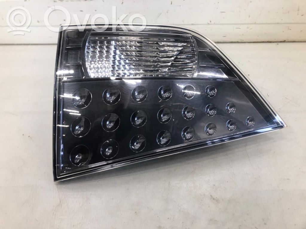 Mitsubishi Outlander Aizmugurējais lukturis virsbūvē 