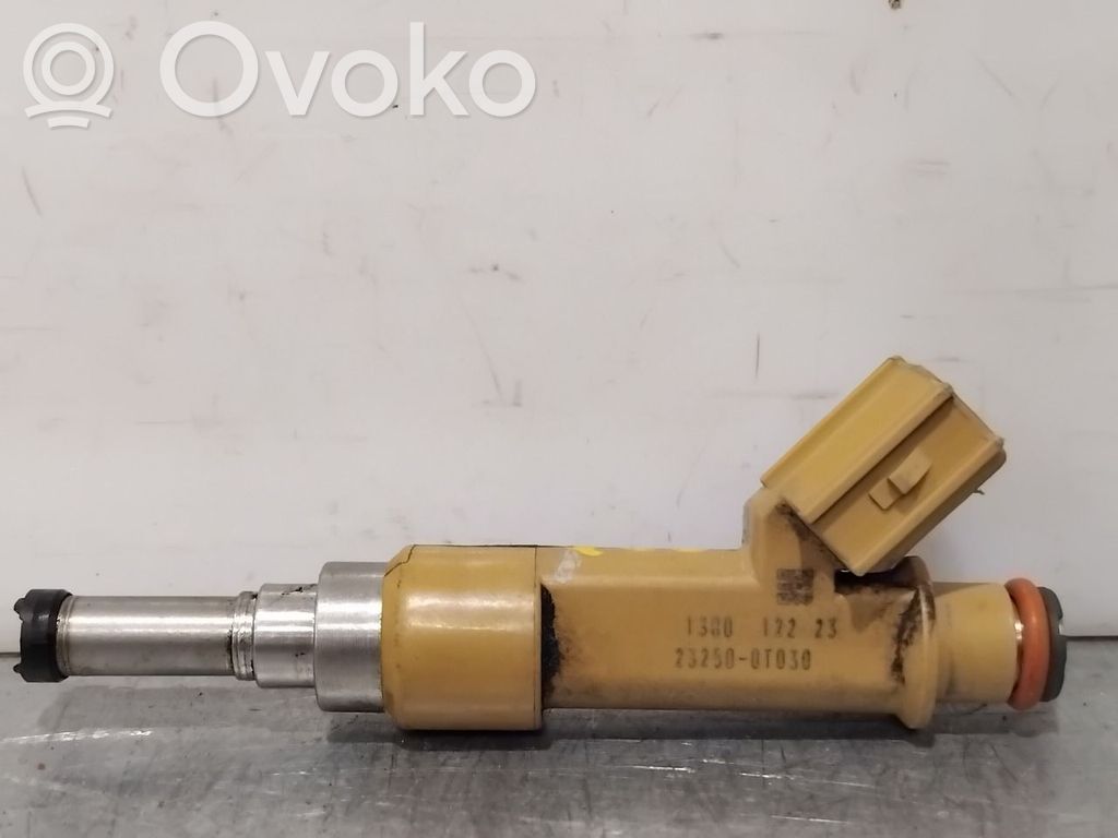 Toyota Avensis T270 Inyector de combustible 