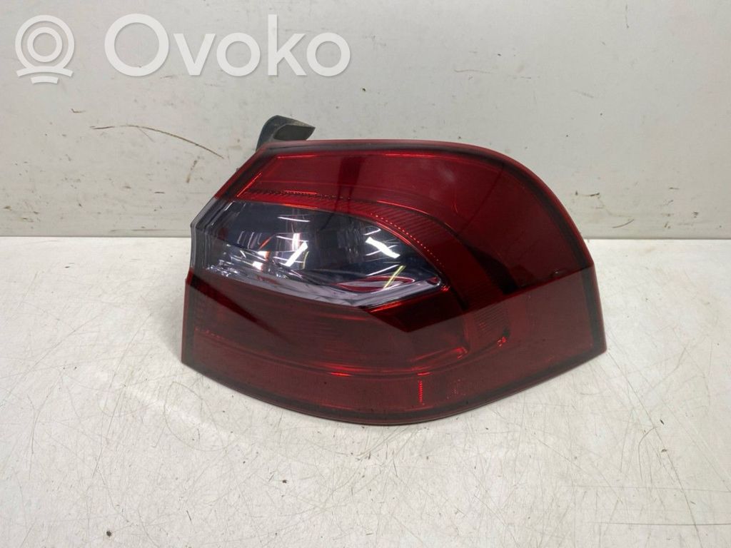 KIA Rio Aizmugurējais lukturis virsbūvē 