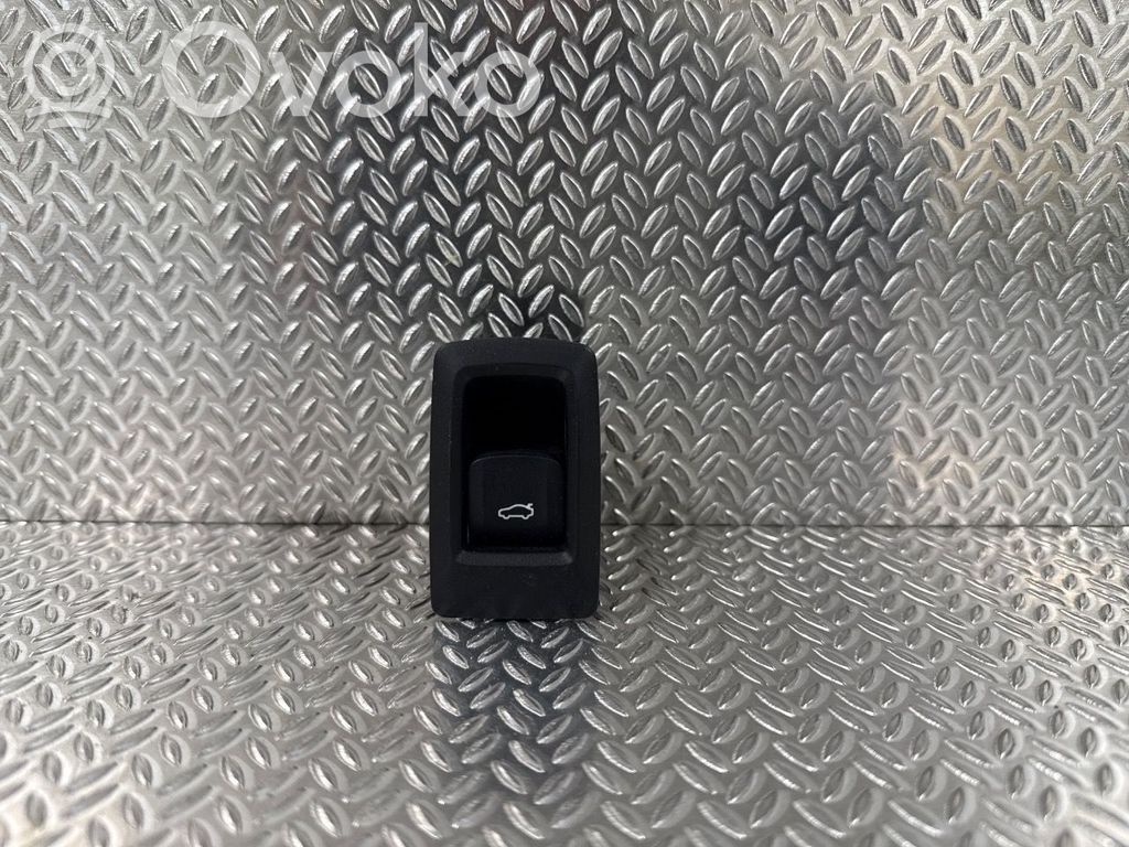 BMW i4 Tailgate opening switch 