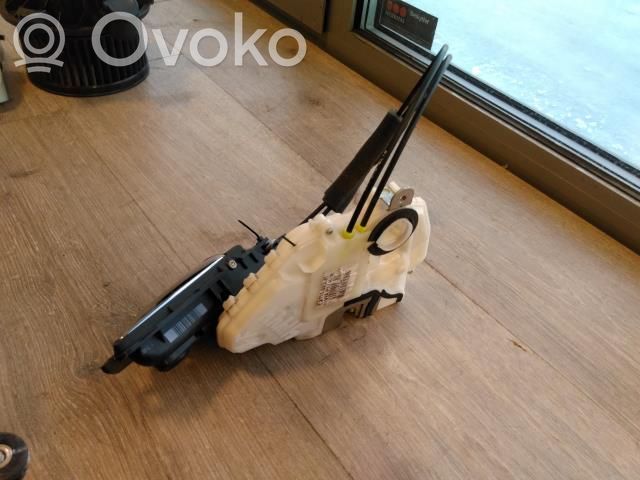 Honda CR-V Priekšpusē slēdzene 