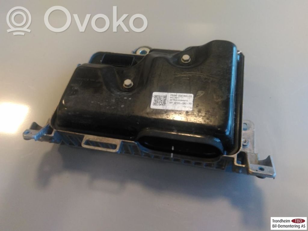 Tesla Model Y Korin keskiosan ohjainlaite 