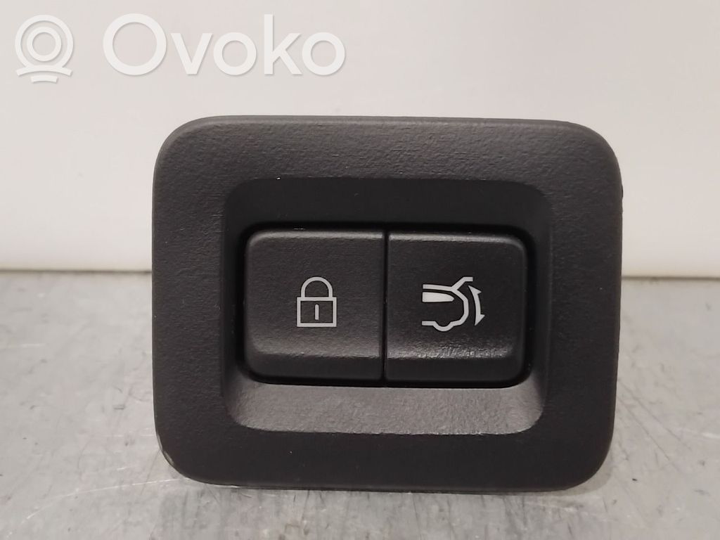 Mazda CX-30 Tailgate opening switch 