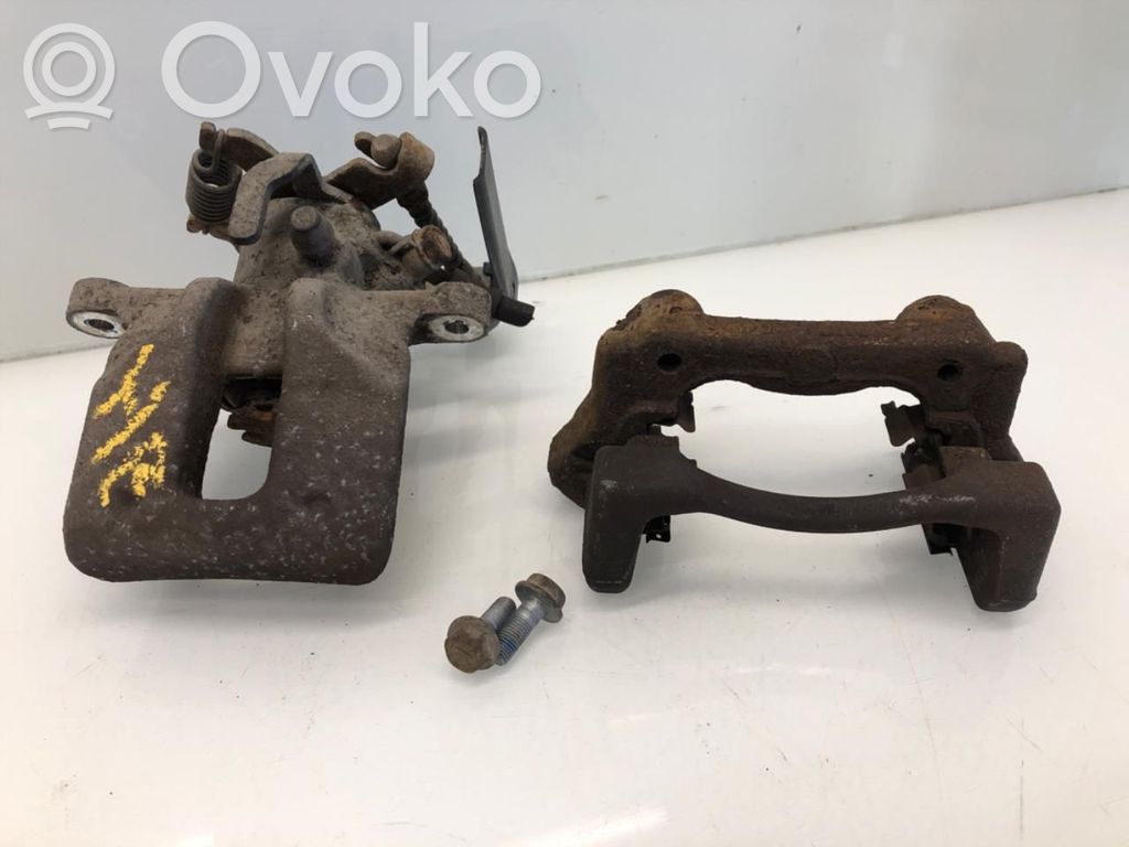 Toyota Auris E180 Tylny zacisk hamulcowy 
