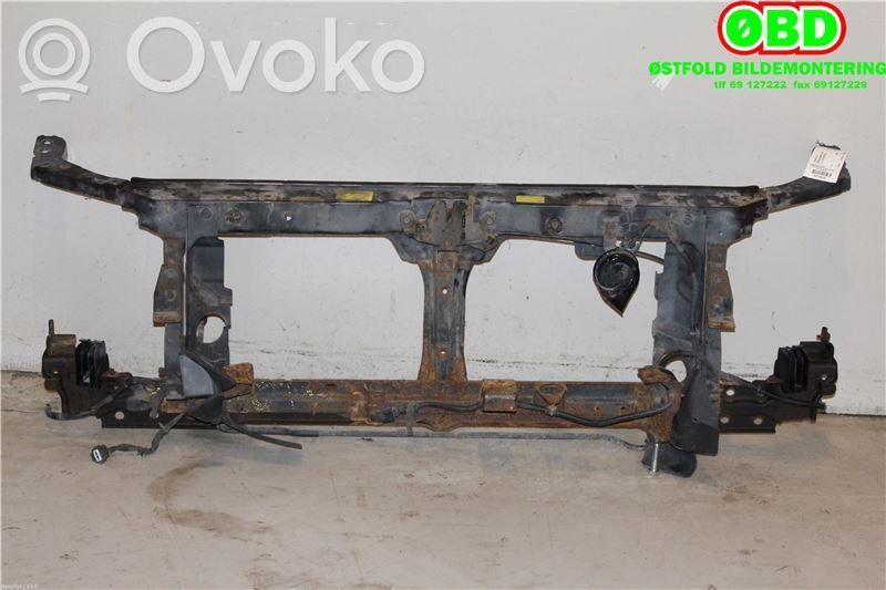 Nissan Navara D40 Pas przedni 