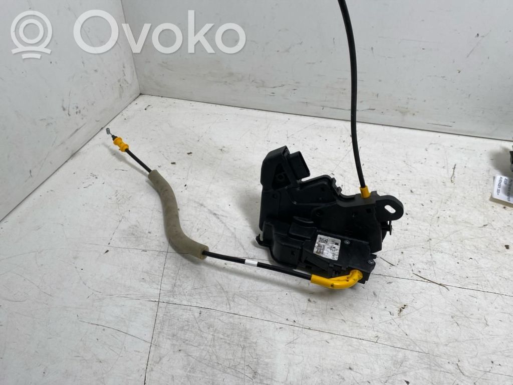 Jeep Avenger Takaoven lukko