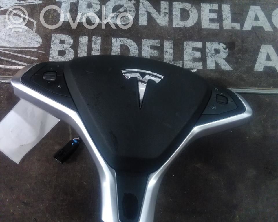 Tesla Model S Vairo oro pagalvė 