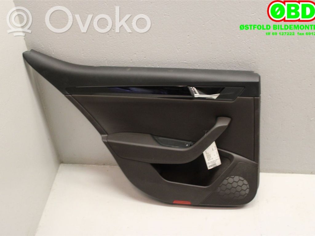 Skoda Superb B8 (3V) Boczki / Poszycie drzwi przednich 