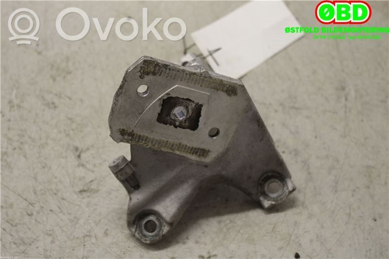 Audi R8 42 Engine mount bracket 