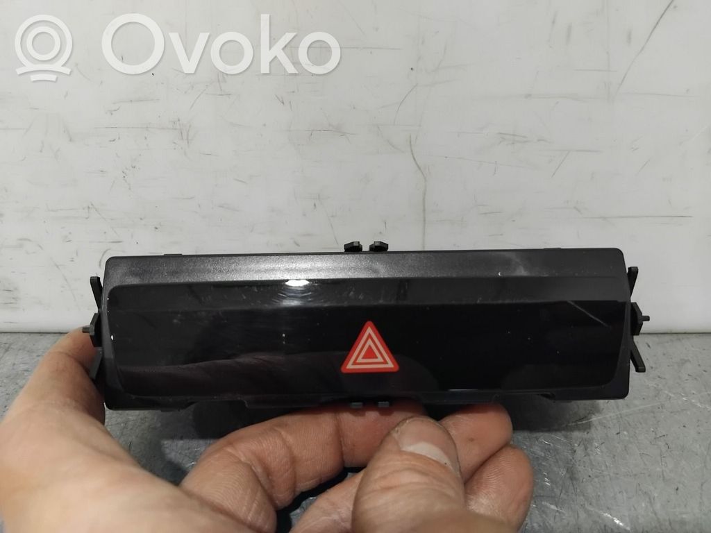 Audi Q4 e-tron Hazard light switch 