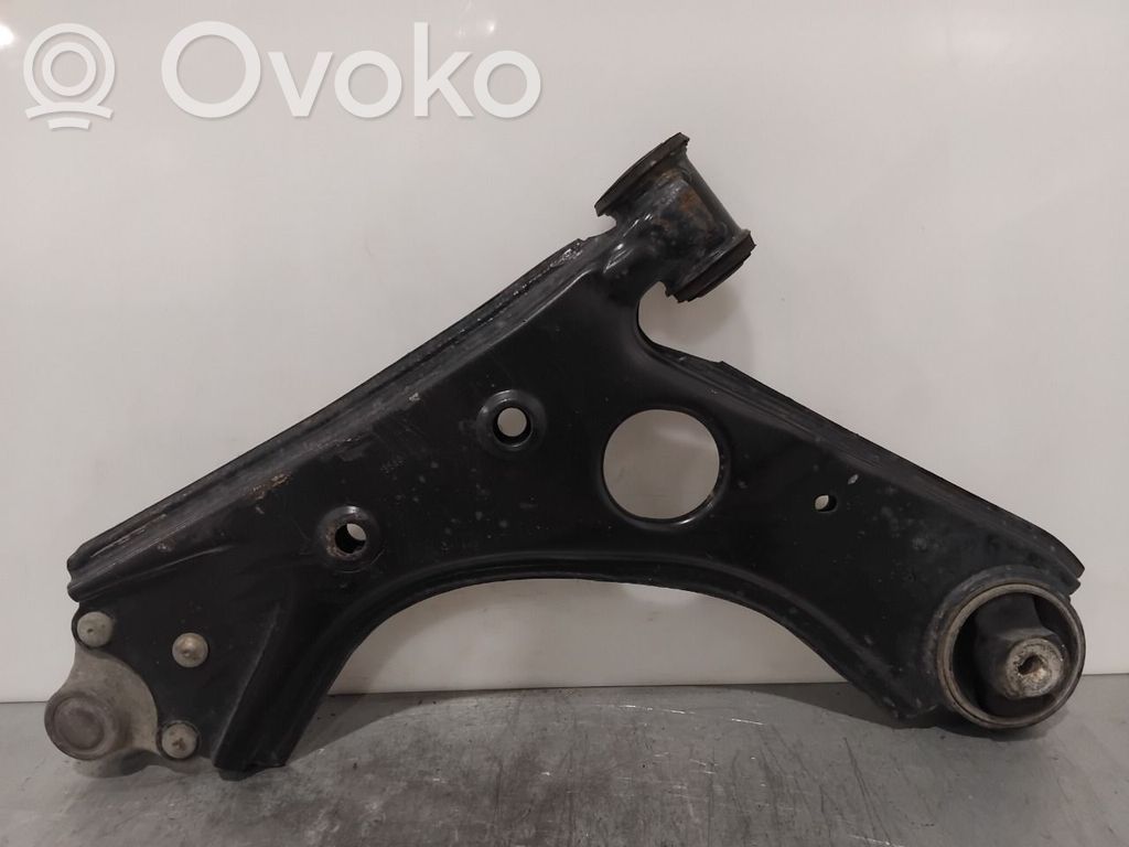 Opel Combo D Рычаг