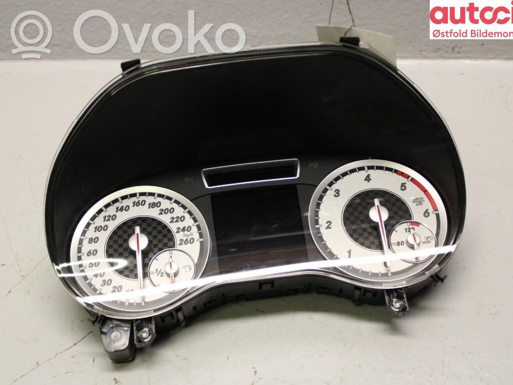 Mercedes-Benz A W176 Vitezometru (grup de instrumente)