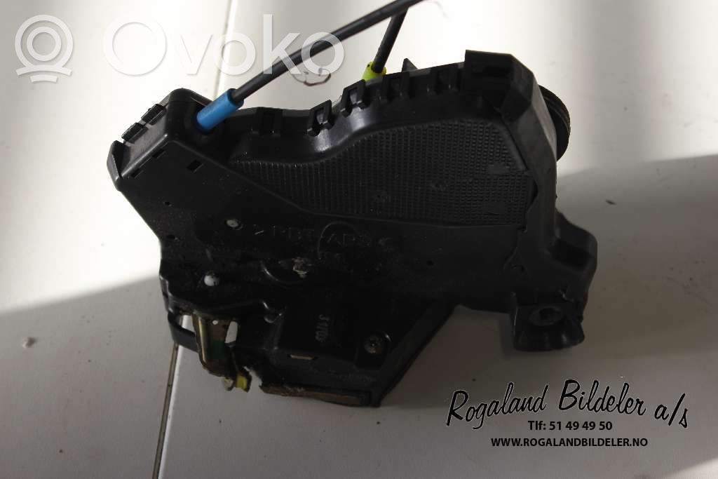 Toyota Avensis T250 Serratura portiera anteriore
