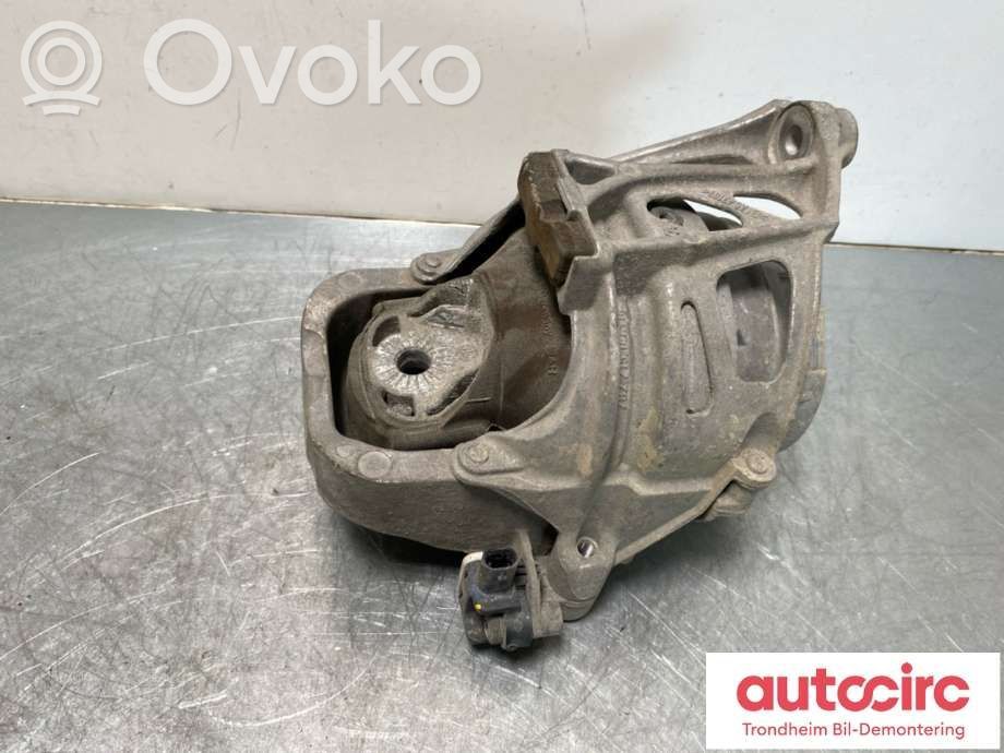 Audi Q7 4M Engine mount bracket 