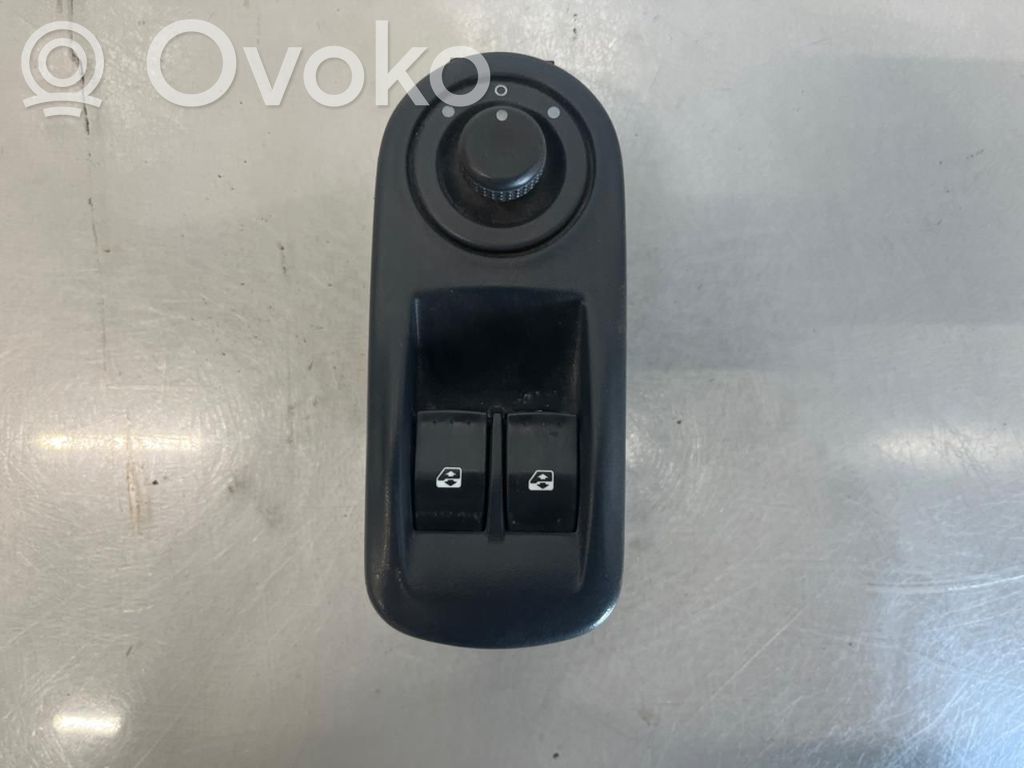 Opel Vivaro Electric window control switch 