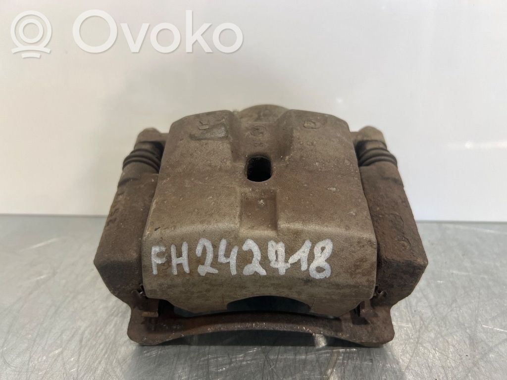 Toyota Prius+ (ZVW40) Zacisk hamulcowy przedni 