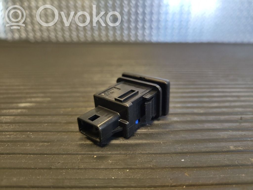 Toyota RAV 4 (XA40) Przełącznik / Przycisk otwierania klapy bagażnika 