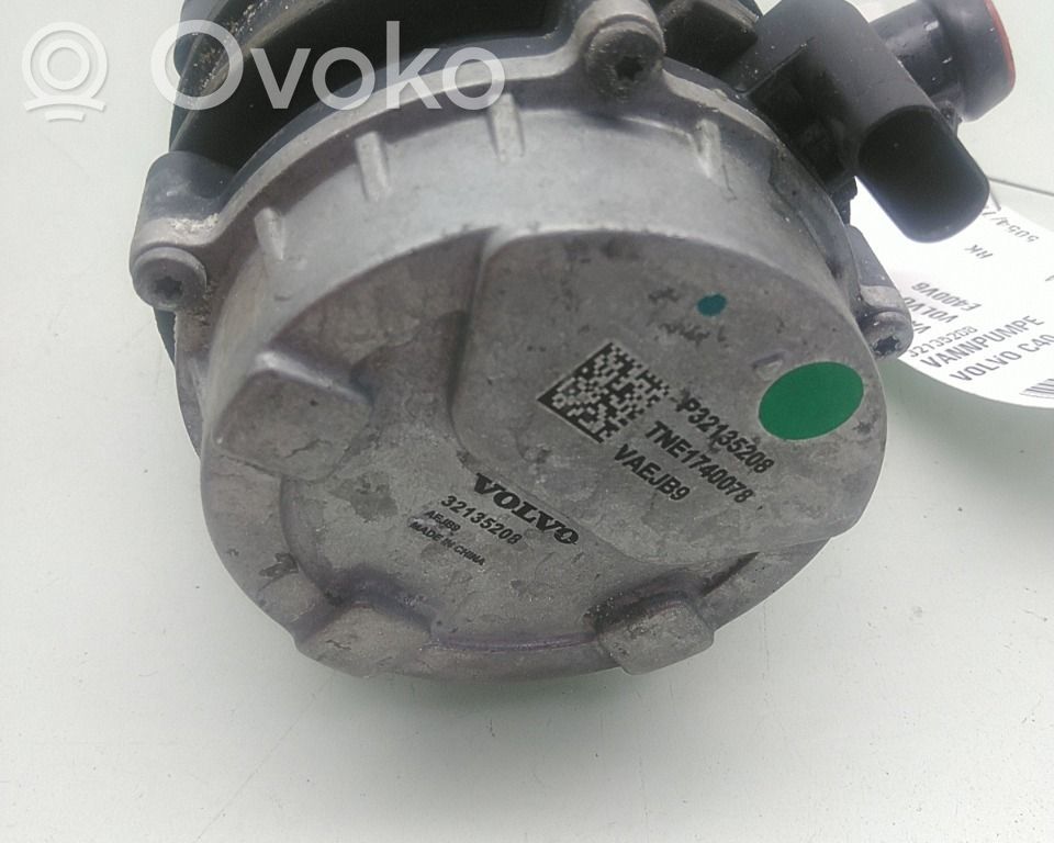Volvo C40 Pompă apă 